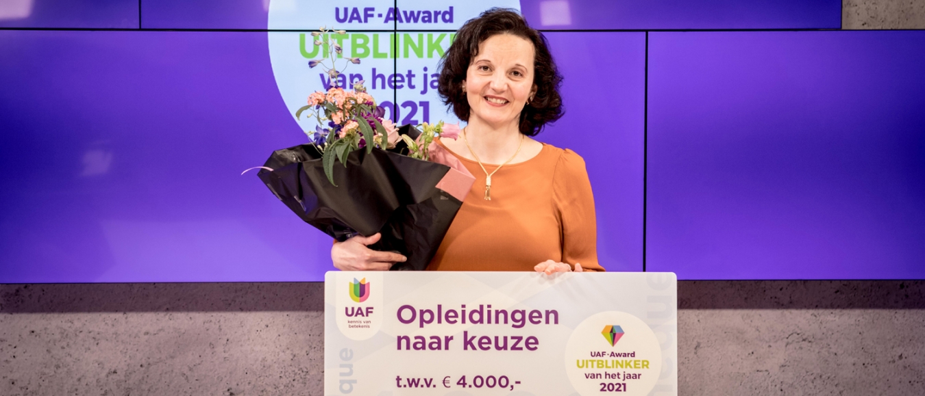 Scheikundedocente wint UAF-Award 2021 in Jaarbeurs Studio  