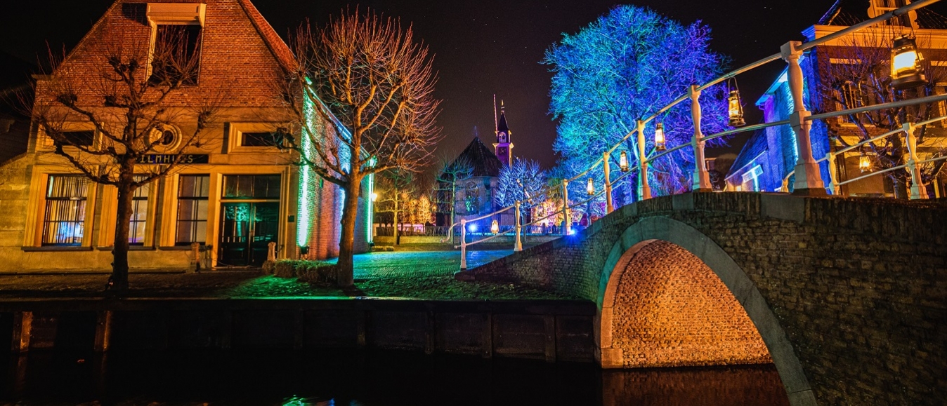 Zuiderzeelicht schijnt over kerstmarkt in Zuiderzee- museum