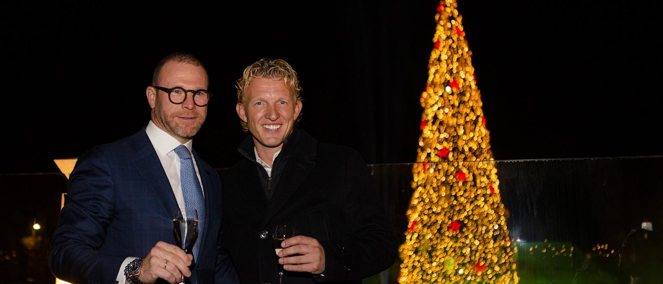 Dirk Kuijt ontsteekt verlichting kerstboom Grand Hotel Huis ter Duin