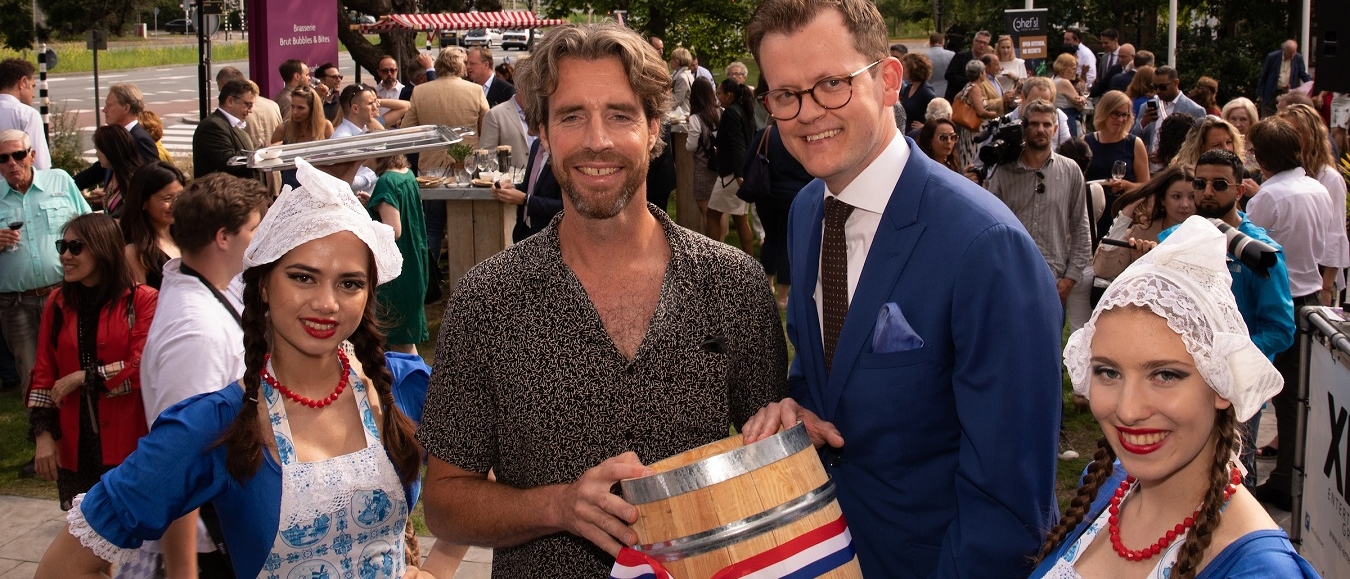 Plastic Soup Surfer ontvangt eervolle haringvaatje bij The Hague Herring Party