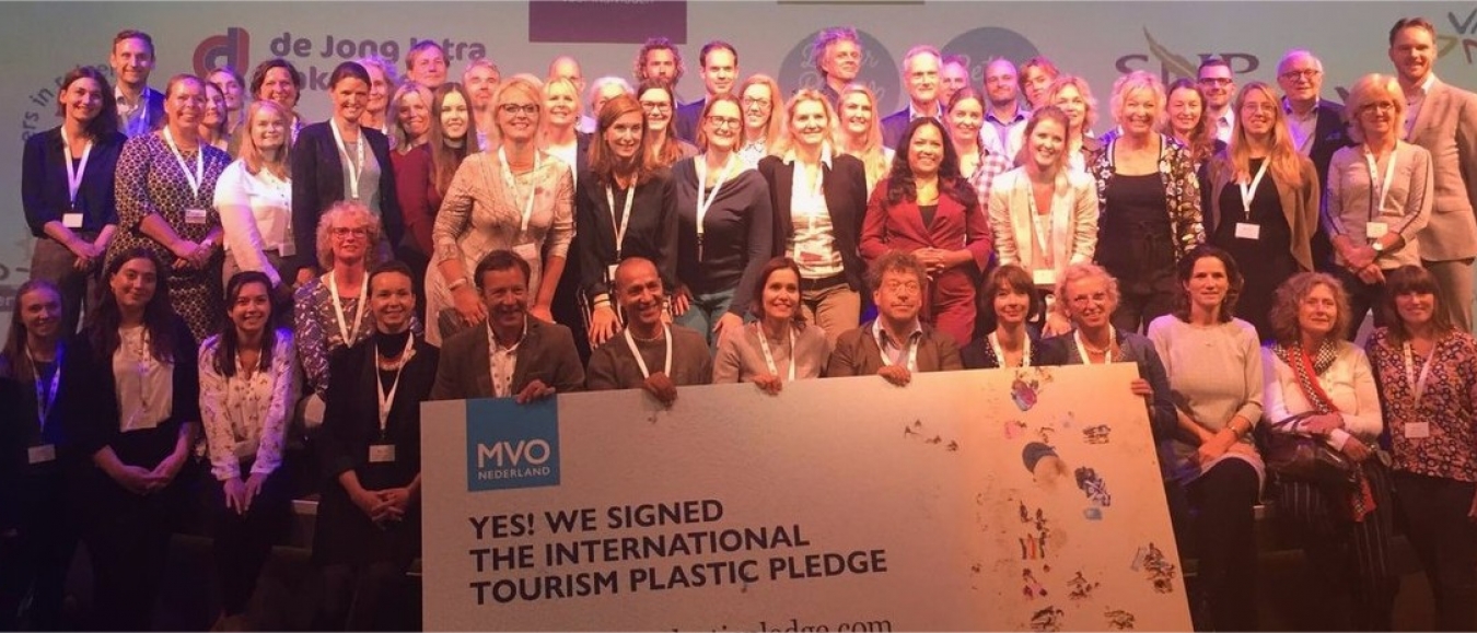 Stayokay tekent International Tourism Plastic Pledge