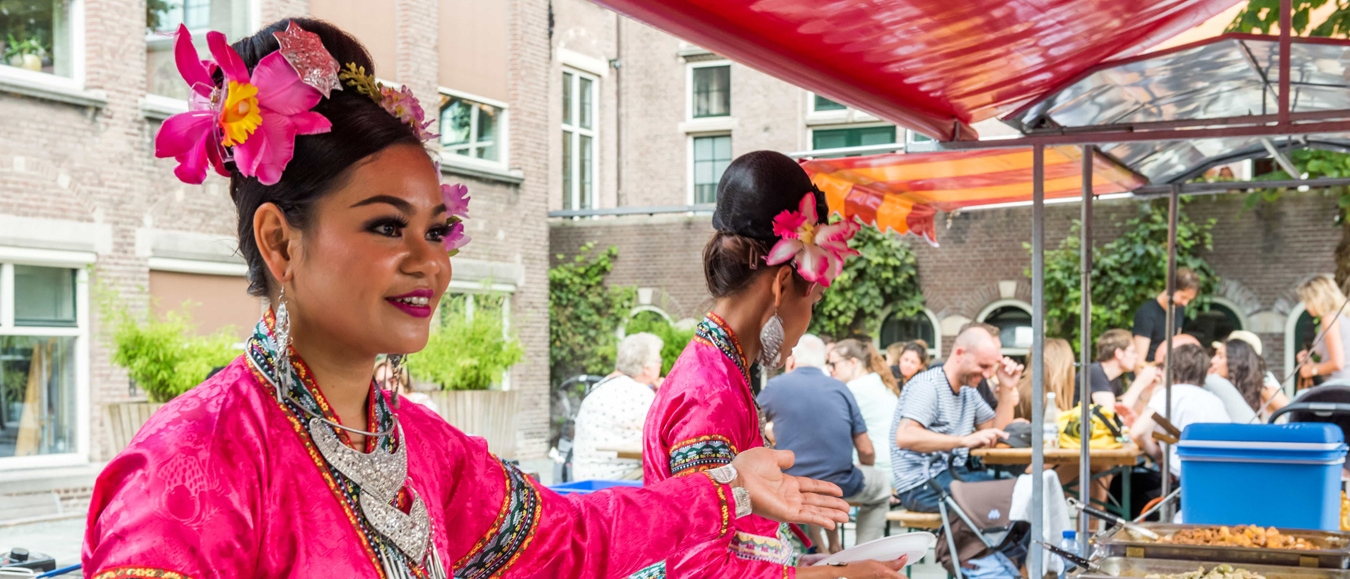 Foodfestival in binnentuin van KIT Amsterdam