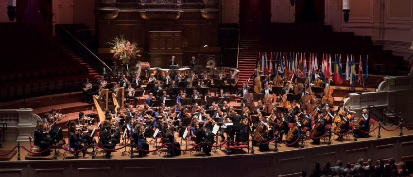 Prinses Beatrix bij concert European Union Youth Orchestra in Het Concertgebouw