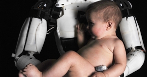 Brabant : Business Brains & Hospitality Heart | Foto van een Robot die een baby vasthoudt.