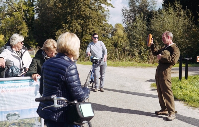 Een soldaat verwelkomt de medewerkers bij Fort Asperen