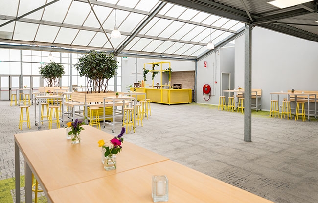EXPO Greater Amsterdam heeft een foyer die gebruikt wordt als borrelruimte