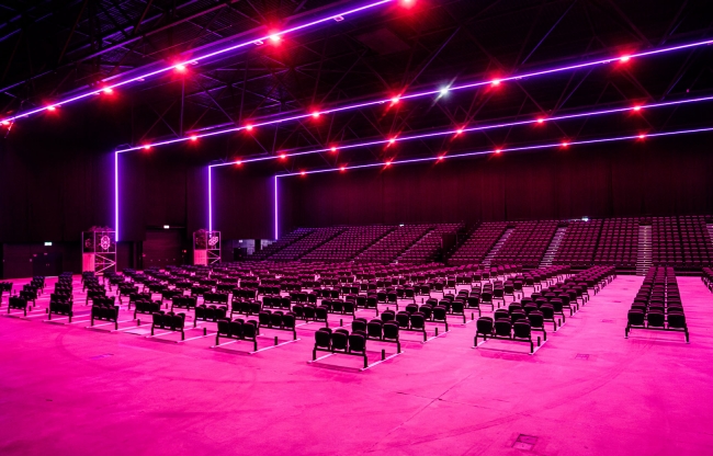 MAINSTAGE met congresopstelling in zelfgekozen LED kleurverlichting