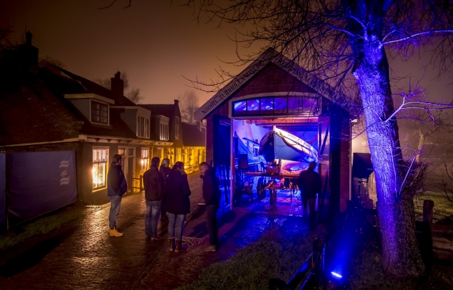 Zuiderzeelicht schijnt over kerstmarkt in Zuiderzee- museum