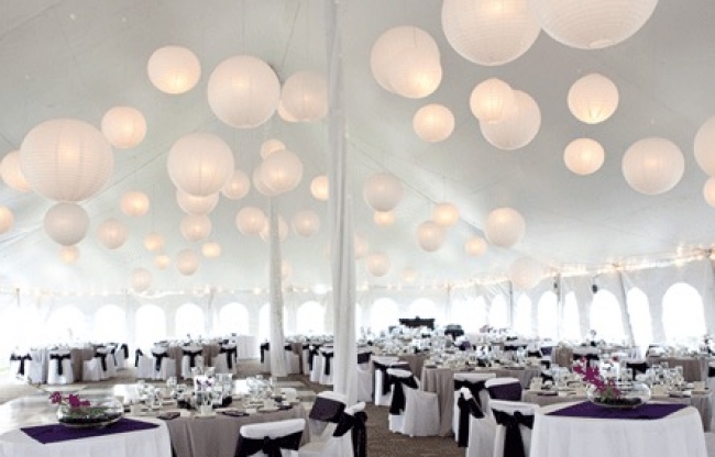 Brandvertragende witte lampionnen in feest tent - event styling decoratie