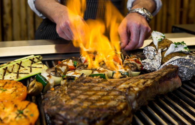 Vlees en groente grillen op de Afrikaanse Braai