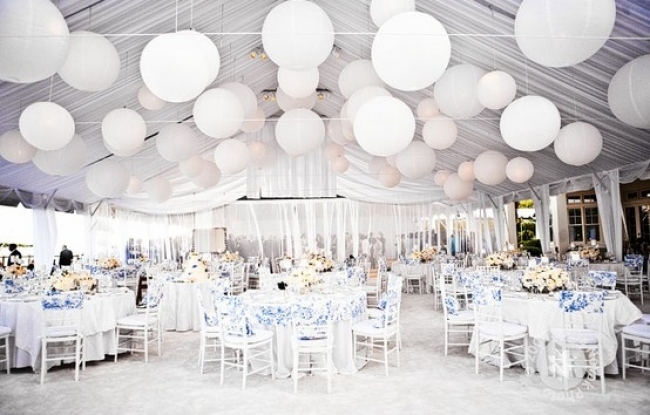 Grote witte lampionnen in feestzaal bij event of huwelijk decoratie
