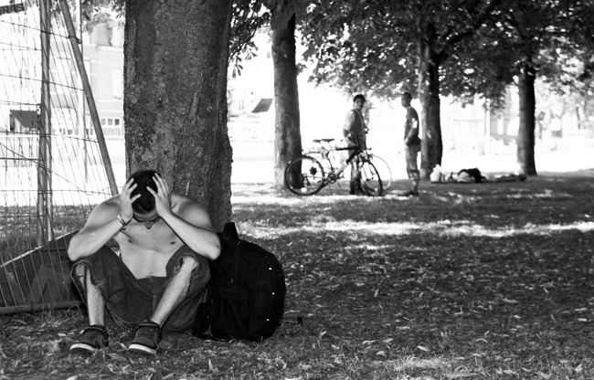 Een zwerfjongere voor fotoserie over dakloze jongeren in Maastricht