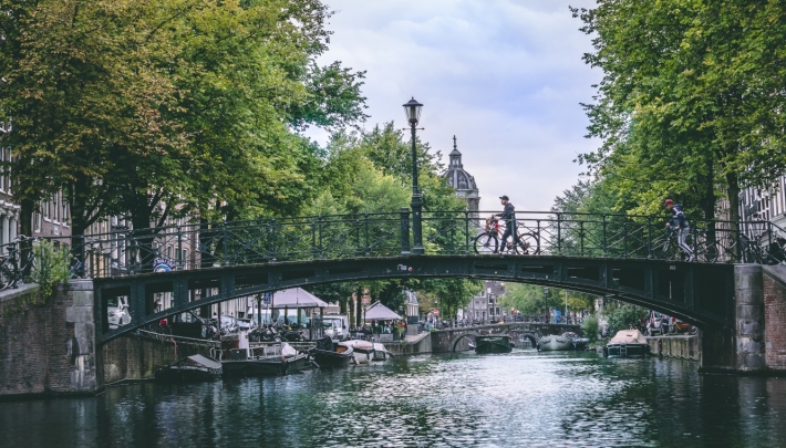 Een rondvaart door Amsterdam: Bezienswaardigheden die je niet wilt missen