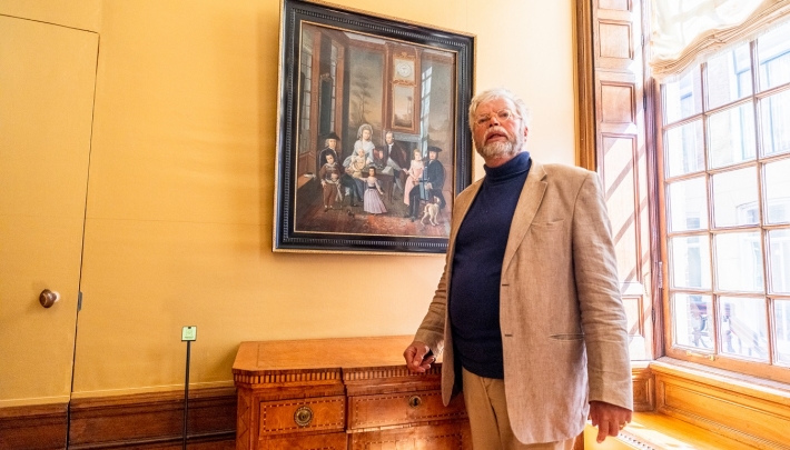 Jonkheer Tjalling van Eysinga verwelkomt familieportret in Huis Van Eysinga