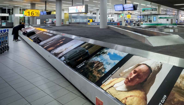 Rijksmuseum zet Nederlandse kunstwerken op bagageband Schiphol