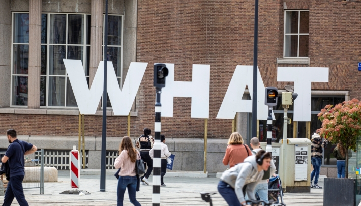 Grote letters verrijzen in het centrum van Rotterdam