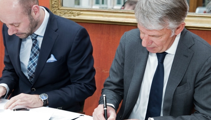Foto: Lodewijk van Ommeren, Bureau Zuidema (links) en Dries van der Vossen, Bilderberg (rechts) ondertekenen het contract.