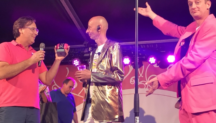 Oebele Kooistra ontvangt Roze Amsterdammertje van Pride Amsterdam