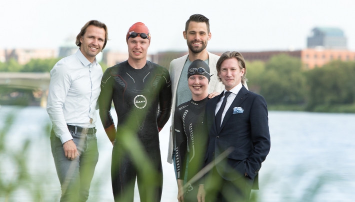 Boudewijn Zenden in de Maas voor  Swim to Fight Cancer