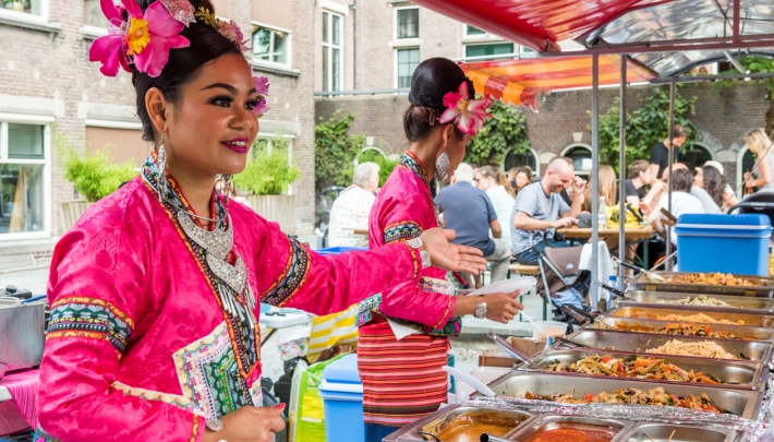 Foodfestival in binnentuin van KIT Amsterdam