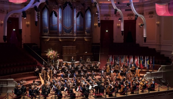 Prinses Beatrix bij concert European Union Youth Orchestra in Het Concertgebouw