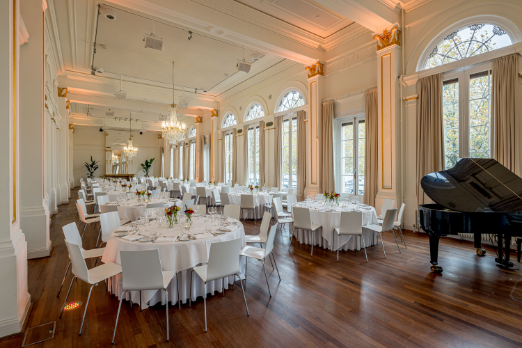 Balzaal | Diner ronde tafels | Fotograaf Jaap Lotstra