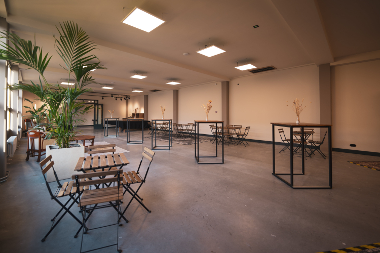 Hier zie je De Loods Lounge. Dit is een lichte ruimte 