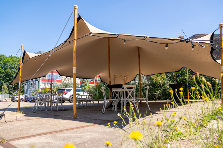 De Loods open Air is ons buiten terrein met heerlijke stretchtent