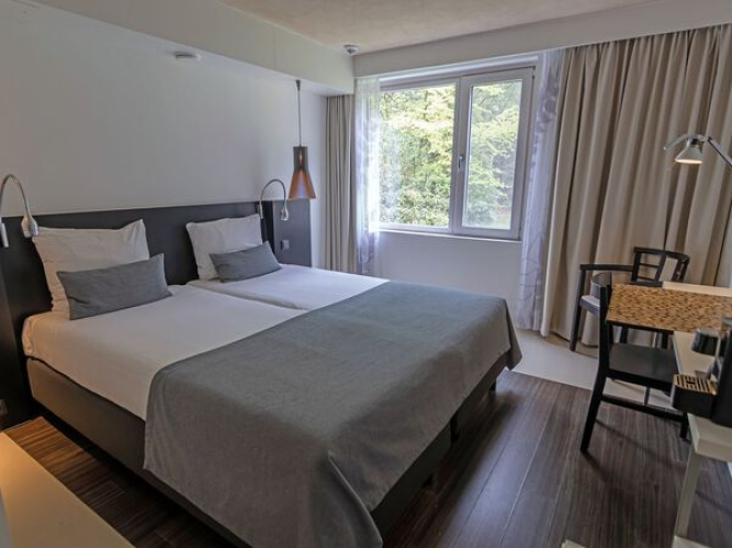 Onze hotelkamers hebben allemaal uitzicht op de groene omgeving.