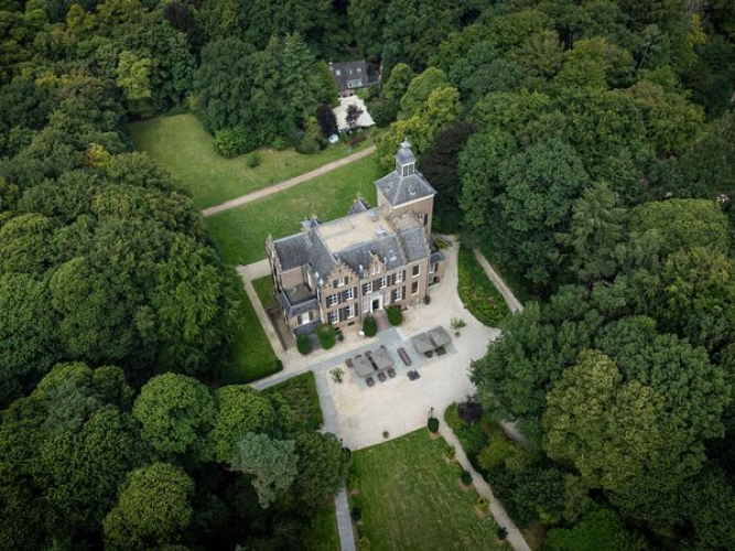 Ons historische Maarten Maartenhuis, hier kunt u vergaderen of exclusief dineren in een van de stijlkamers.