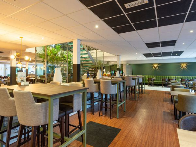Ons restaurant bevind zich op de begaande grond in het Paviljoen gebouw. Hier kunt u terecht voor het ontbijt, de lunch en het diner.