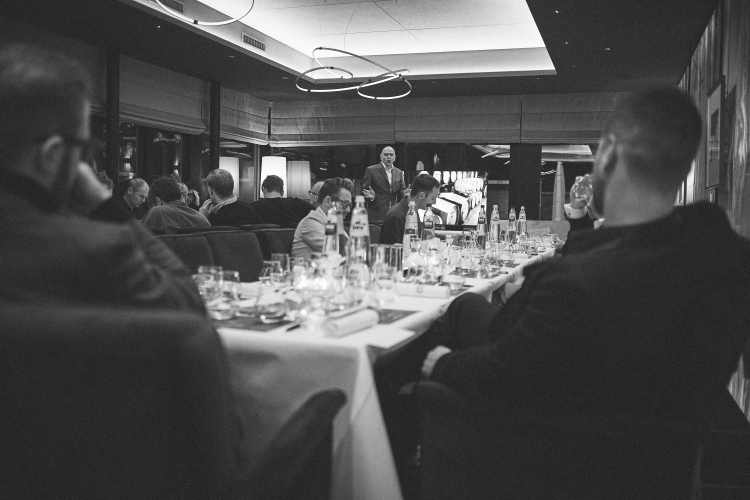 Merk activatie van Bowmore x aston martin evenement racen en eten