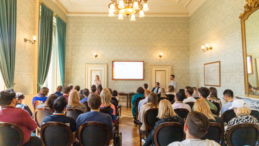 Een sessie in wachtkamer 1e/2e klasse