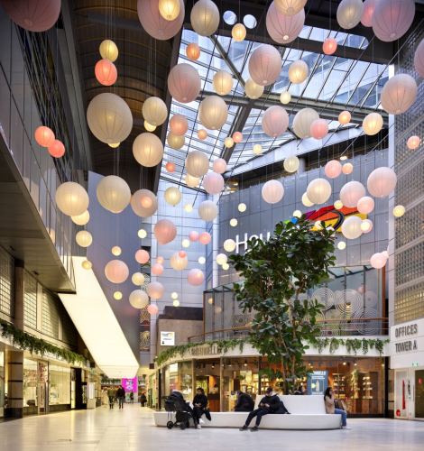 350 grote brandvertragende lampionnen in winkelcentrum Central Plaza