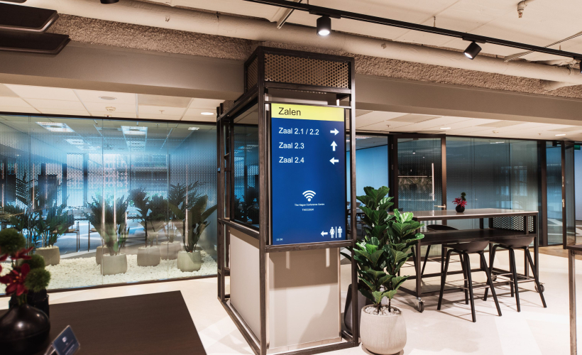 Foyer 2e etage met scherm voor brandingmogelijkheden