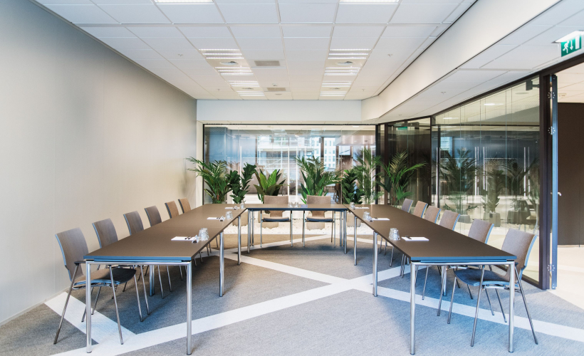 Zaal 2e etage, u-vorm opstelling en gemaakt van andere zijde