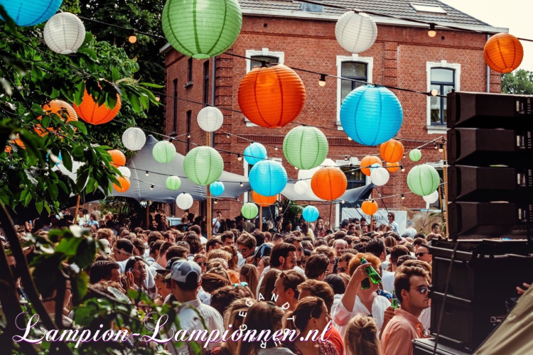 Gekleurde lampionnen decoratie op een Festival