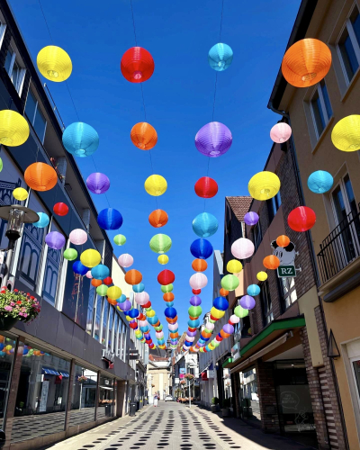 Nylon lampionnen in winkelstraat