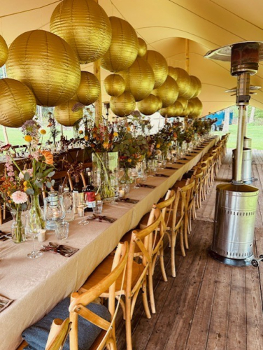 Gouden lampionnen boven diner tafel huwelijk
