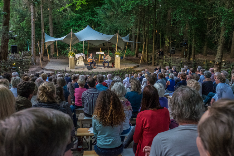 Het openluchttheater geschikt voor 200 personen.