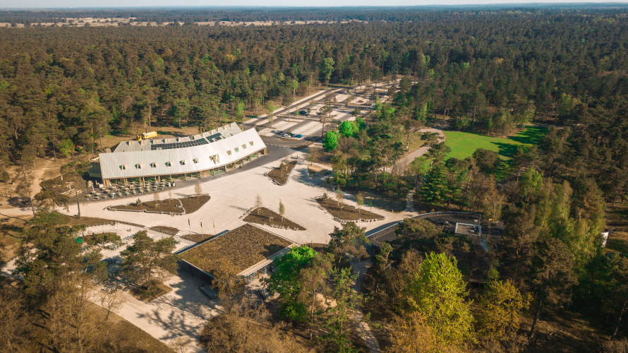 Het Park Paviljoen van Het Nationale Park De Hoge Veluwe ligt midden in de bossen