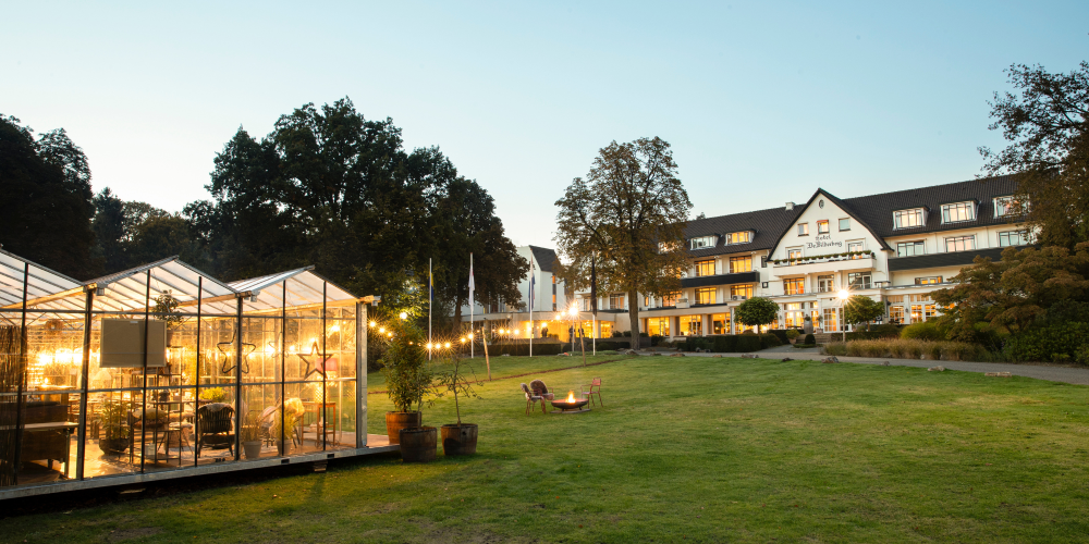 Aanzicht Hotel De Bilderberg en de kas van Winter in the Woods