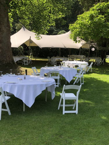 Tuin met stretchtent