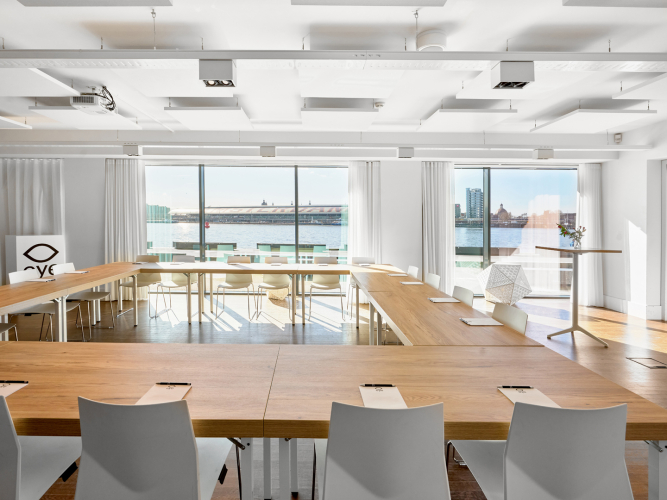 Waterfront vergadering met uitzicht