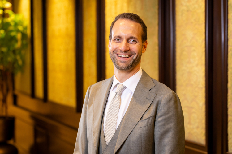 Commercieel Manager Arjen van der Linden verwelkomt je graag bij Van der Valk Hotel Schiphol
