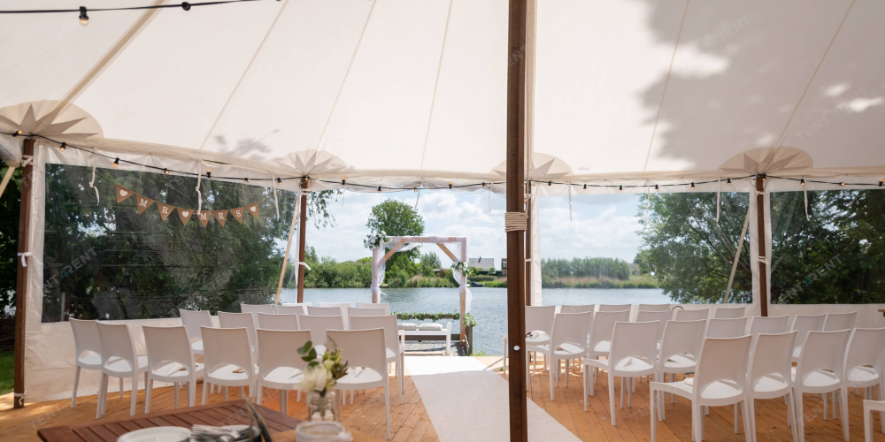 White luxury tent bruiloft