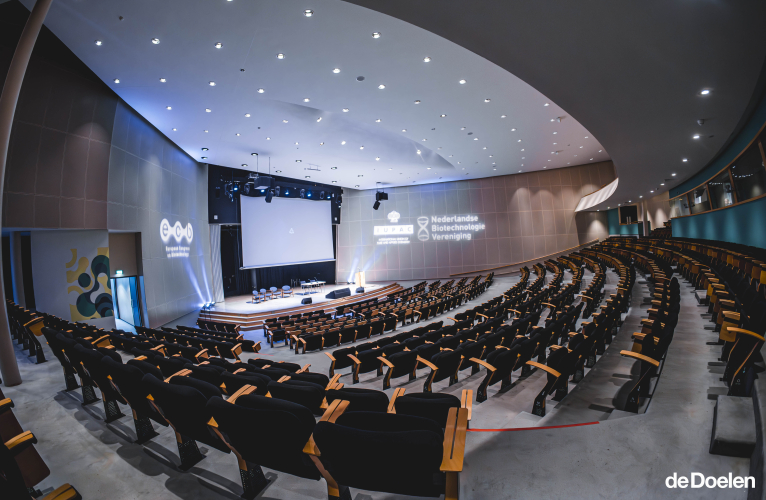 Willem Burger Zaal met wit licht en lege stoelen
