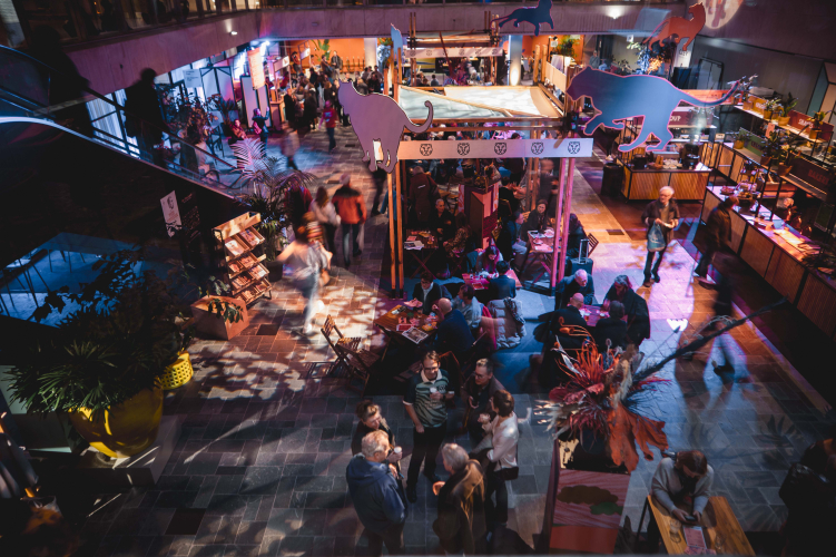 Willem Burger Hal tijdens IFFR vol met stands en mensen