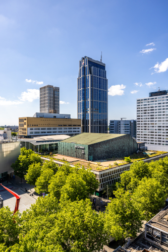 gebouw van de Doelen midden in de stad