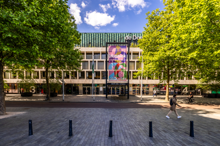 Voorkant van Doelen gebouw met een geveldoek